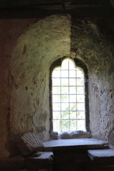 Château du Rousset (Margerie-Chantagret) - fenêtre trilobée