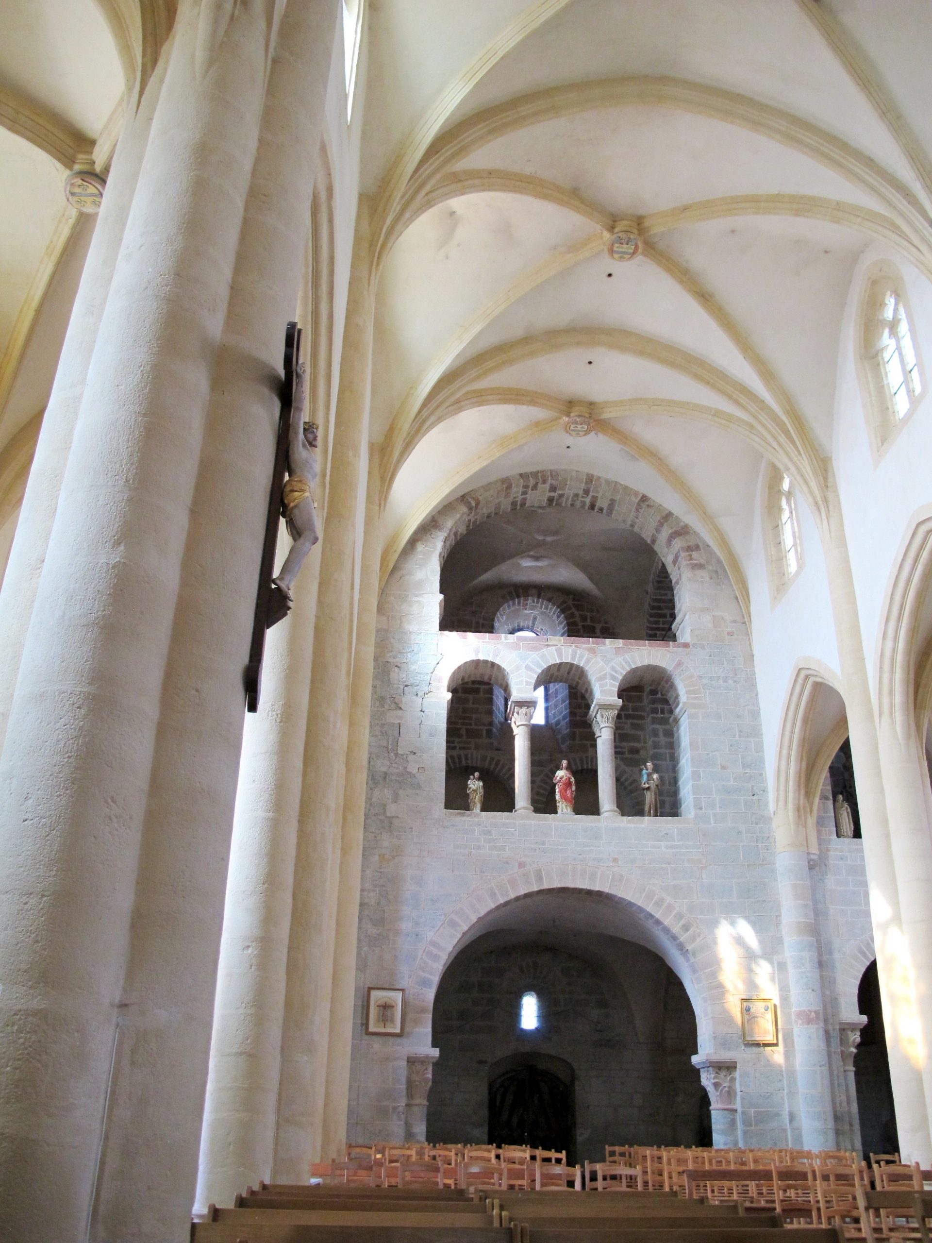 Eglise de Manglieu : la nef et le narthex (photo F. Chommy)