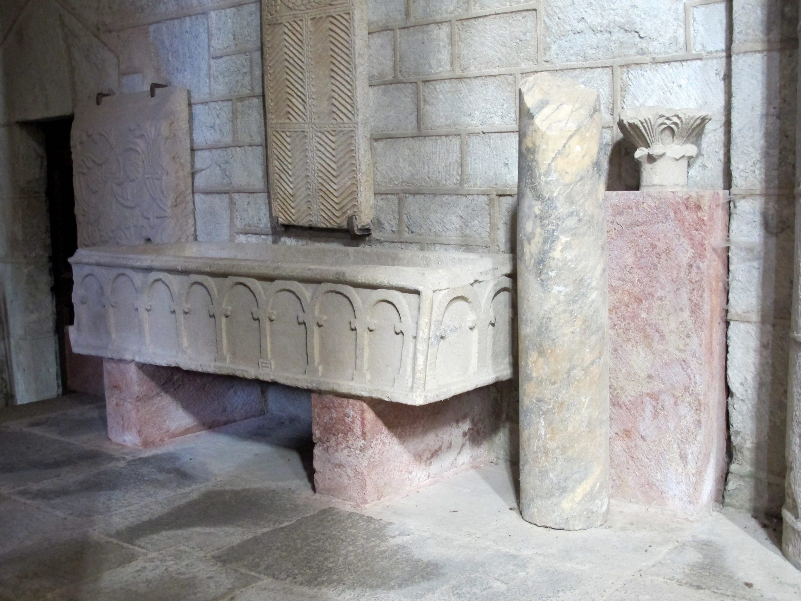 Eglise de Manglieu. Sarcophage (photo F. Burg)