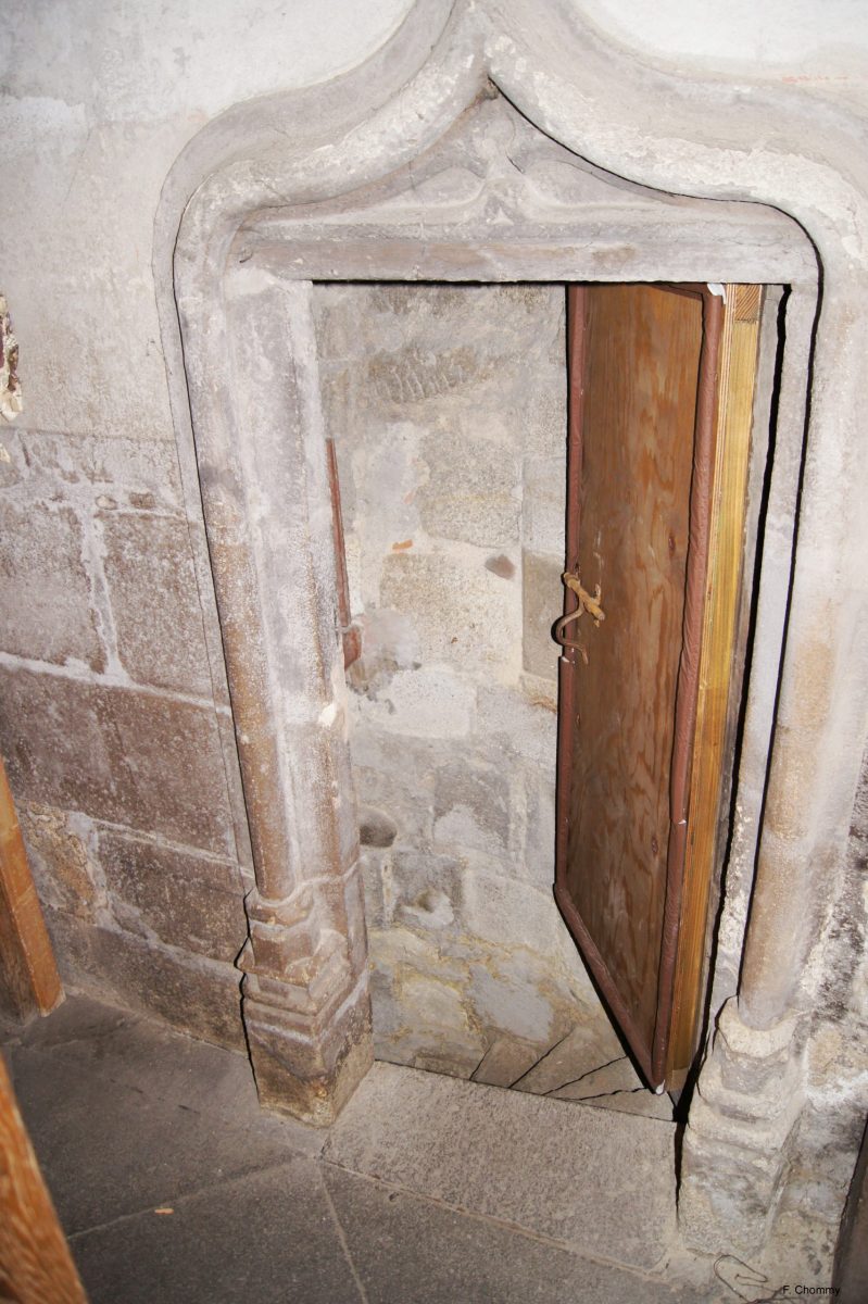 Porte d'accès à l'escalier dans le mur Ouest (photo F. Chommy - Grahlf)