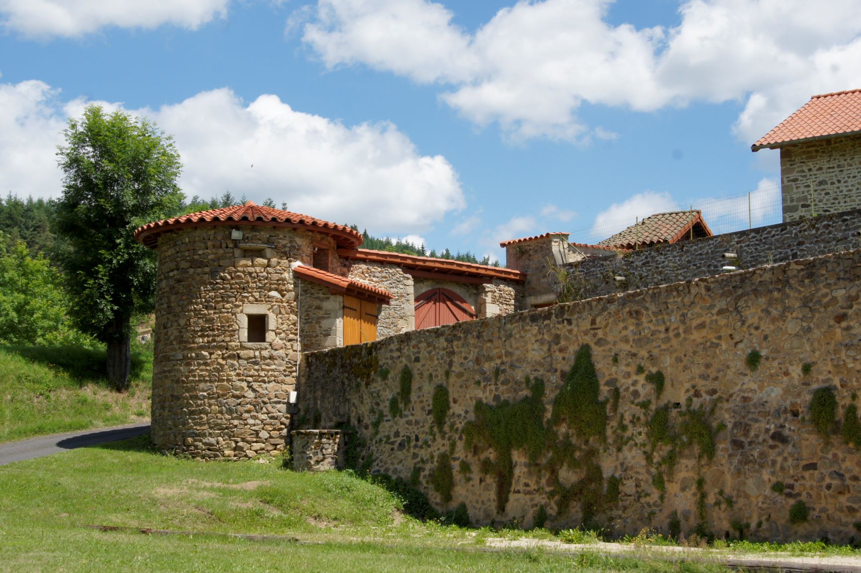 Saint-Vert. Les remparts (photo F. Chommy)