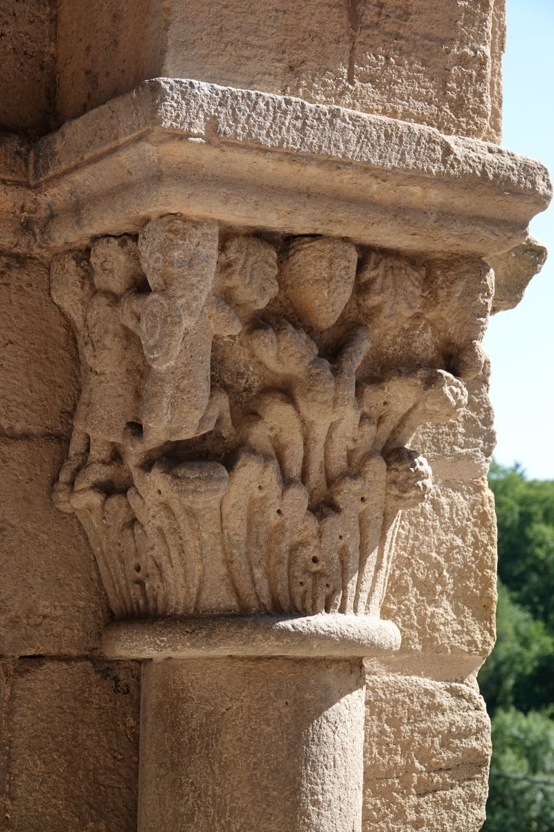 Auzon Collégiale Chapiteau ganivelle (photo F. Burg)