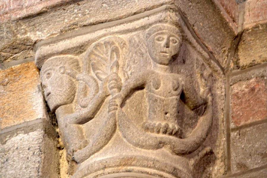 Auzon Collégiale chapiteau nef sirène bifide (photo F. Burg)