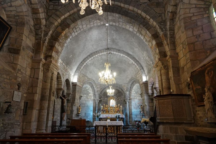 Auzon Collégiale nef et choeur voûté en cul de four (photo F. Burg)