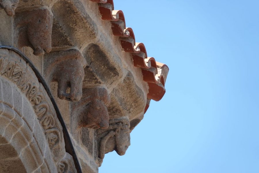 Auzon Corniche Collégiale (photo F. Burg)