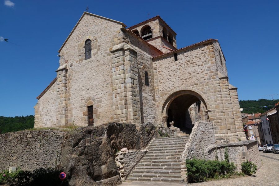 Auzon Collégiale Façade occidentale et ganivelle (photo F. Burg)