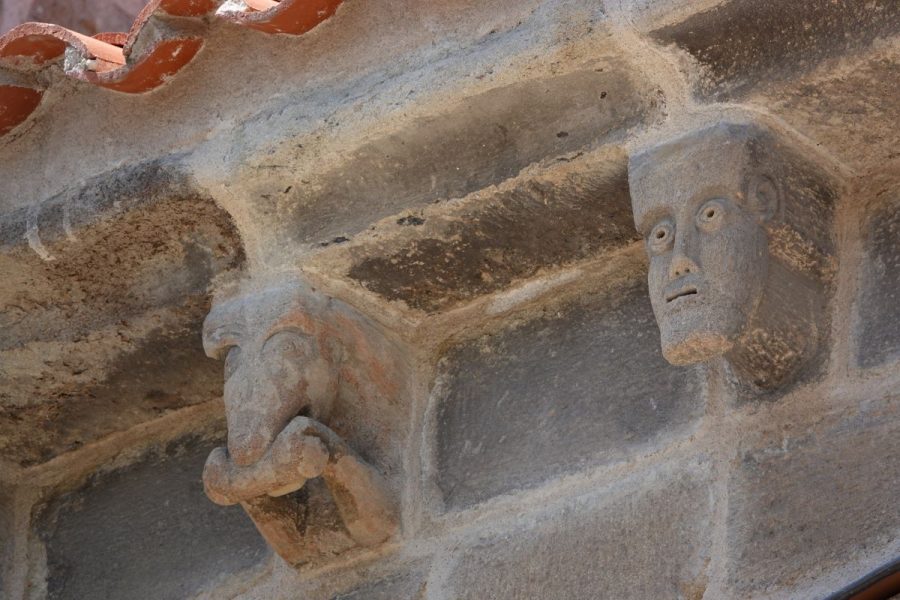 Auzon détail modillons (photo F. Burg)