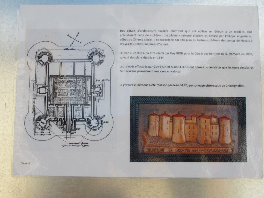 Chassignolles Château Plan et maquette du château de type augustéen bâti dans la 2e moitié du XIII e siècle, remanié au XV e siècle, incendié en 1860. ( photo F. Chommy)