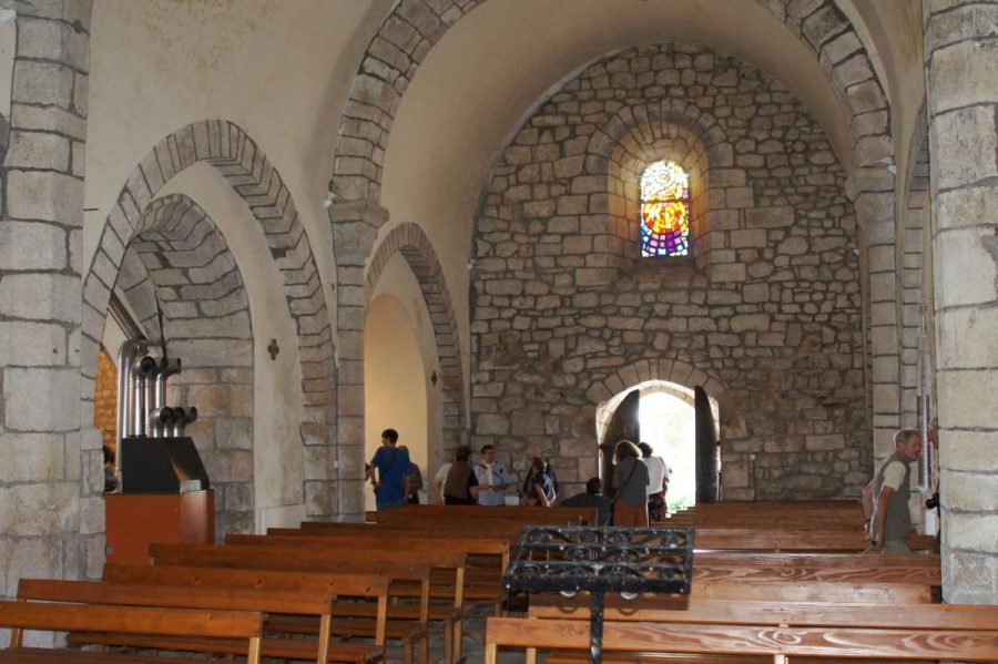 Chassignolles la nef de l'église dans l'axe occid resté roman (photo F. Chommy)