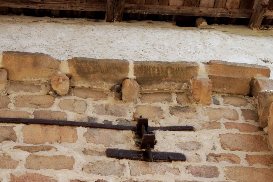 Saint-Vert. Eglise Corniche de l'église du XI e siècle et son rehaussement de la fin du Moyen Age. (photo F.Burg)