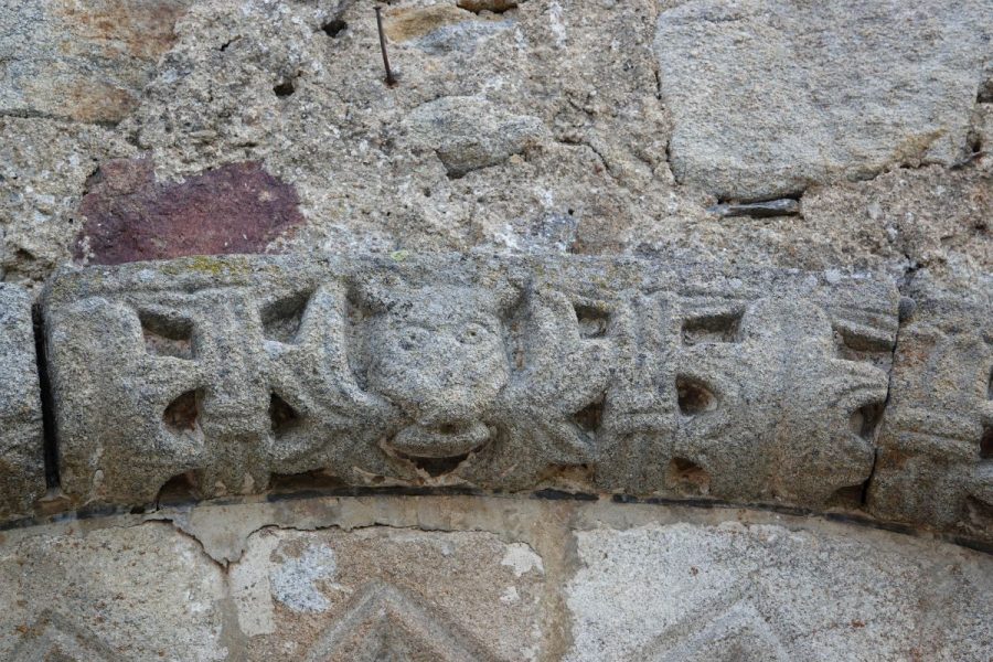 Chassignolles Portail église Détail de la voussure romane supérieure (photo F. Burg)