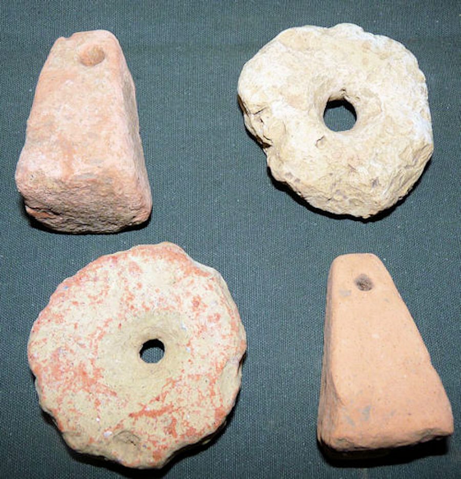 Matériel fouilles du vicus gaulois d'Ambert. Chantier de la Masse. ¨Pesons en terre cuite.