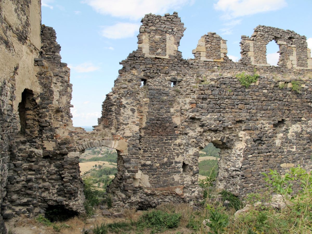 Mauzun. Intérieur du donjon. Mur Nord. Créneaux murés ; baies (photo F. Chommy)