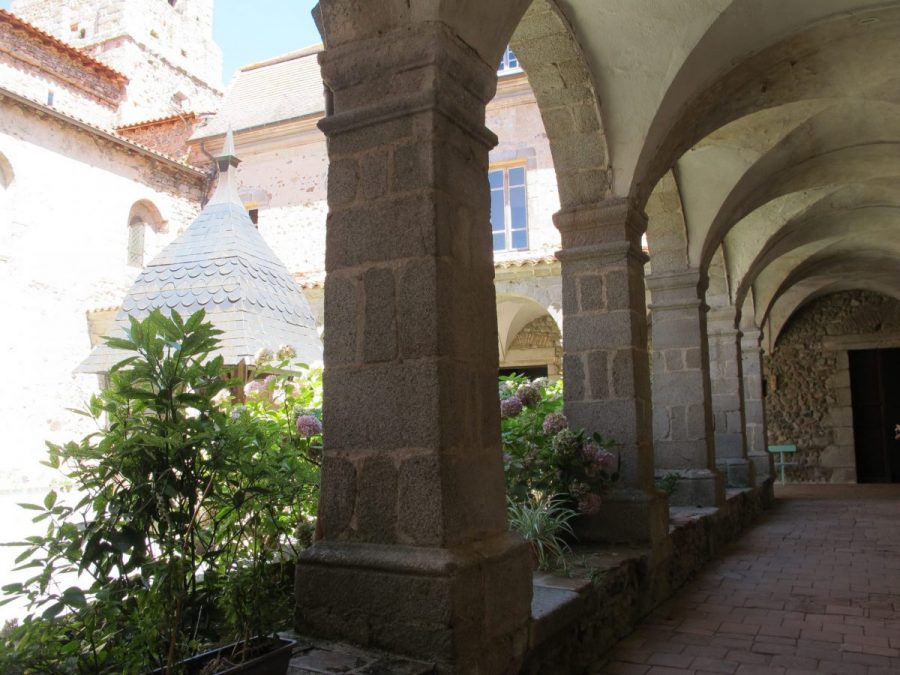 Château-Prieuré de Pommiers - Cloître (photo F. Chommy-Grahlf)