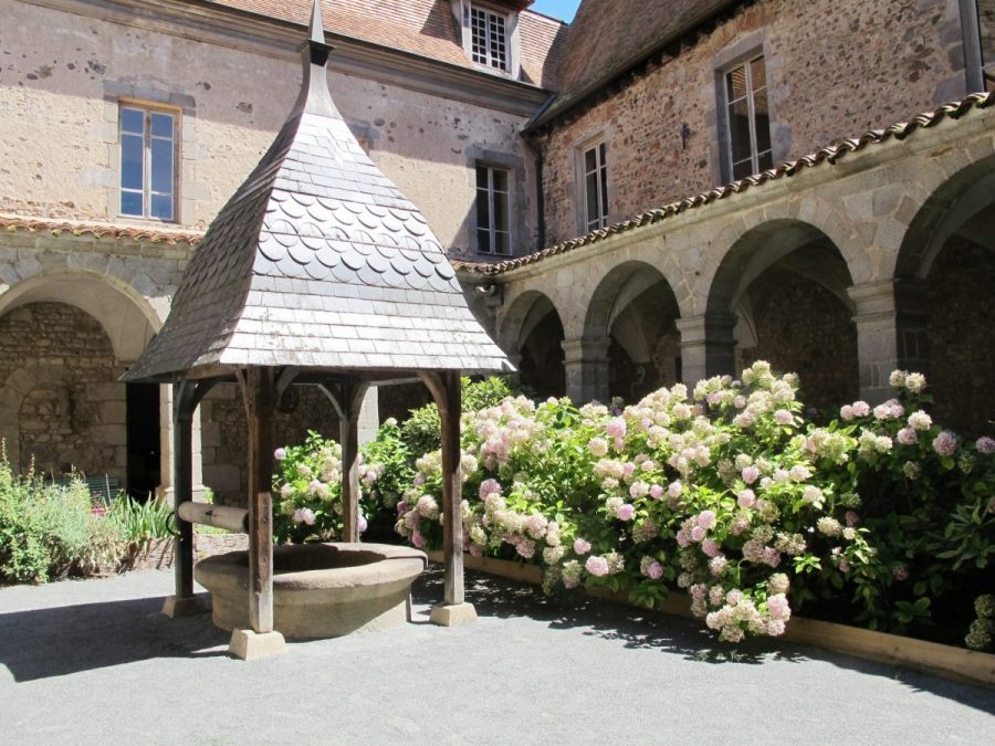 Château-Prieuré de Pommiers - Cloître (photo F. Chommy-Grahlf)