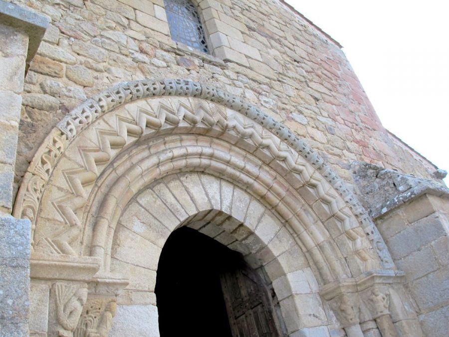 Chassignolles Portail Triple rang de voussures (photo F. Chommy)