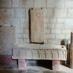 Manglieu Eglise sarcophages dans le narthex (photo F. Burg)