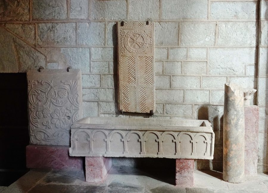 Manglieu Eglise sarcophages dans le narthex (photo F. Burg)