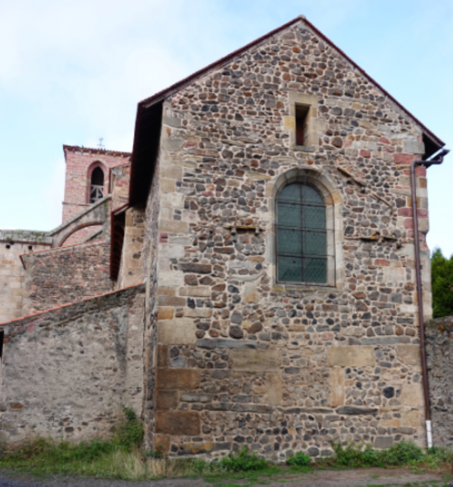 Manglieu Le chevet ; traces de l'édifice roman (photo F. Burg)
