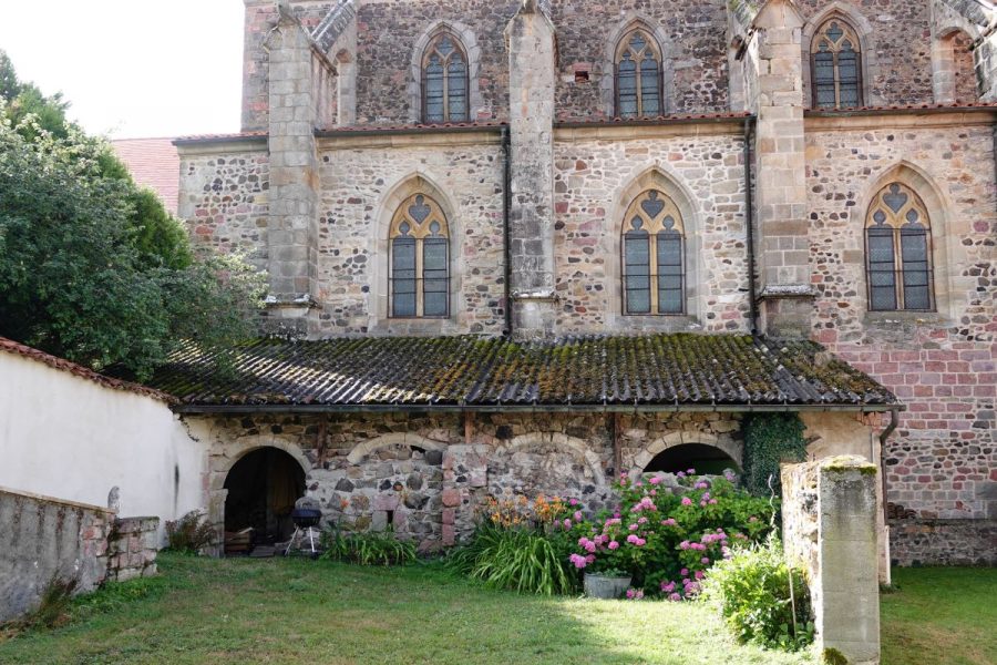 Manglieu Vestiges du cloître de l'abbaye sur le flanc nord de l'église (photo F. Burg)