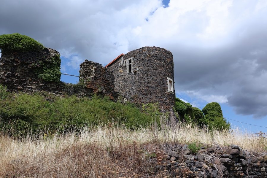 Mauzun. Mur sud de la gde enceinte et tour Chalus (photo F. Burg)