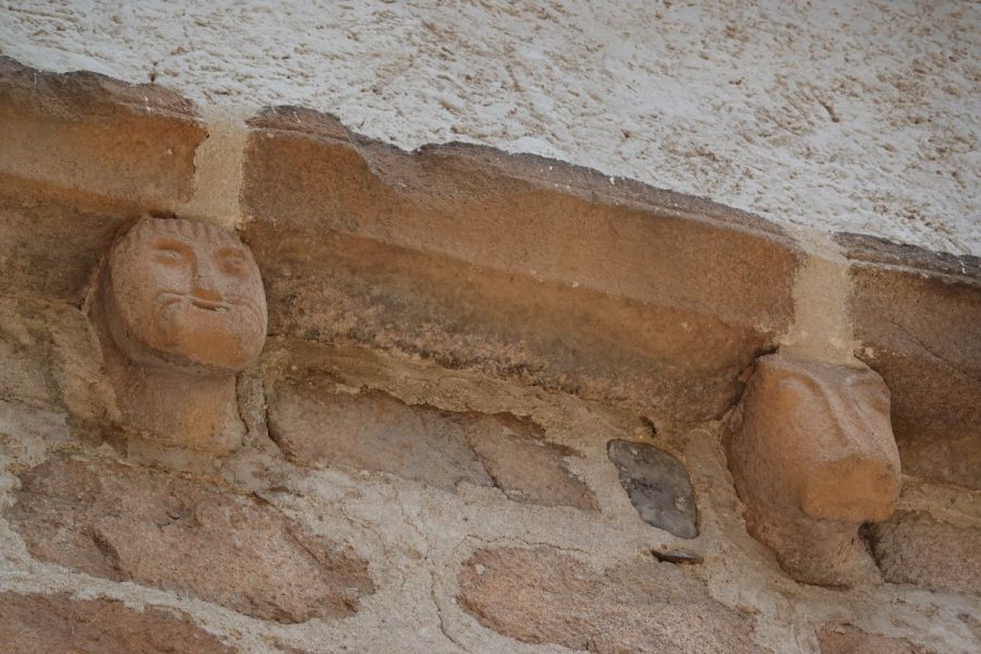 Saint Vert Eglise détails modillons (photo F. Burg)
