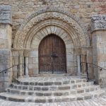 Chassignolles Eglise Vue d'ensemble du portail encadré de contreforts  porte du XV e siècle (Photo F.Burg)