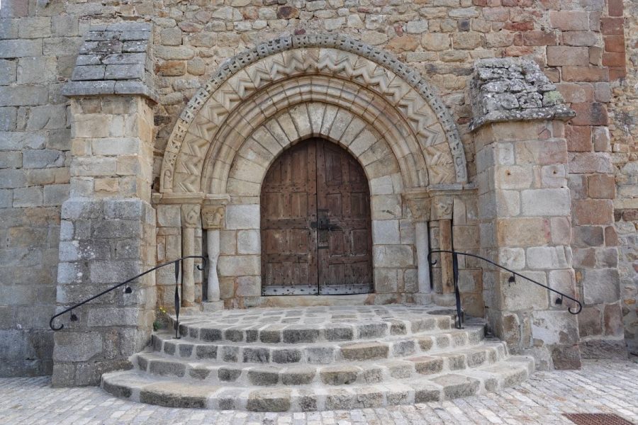 Chassignolles Eglise Vue d'ensemble du portail encadré de contreforts porte du XV e siècle (Photo F.Burg)