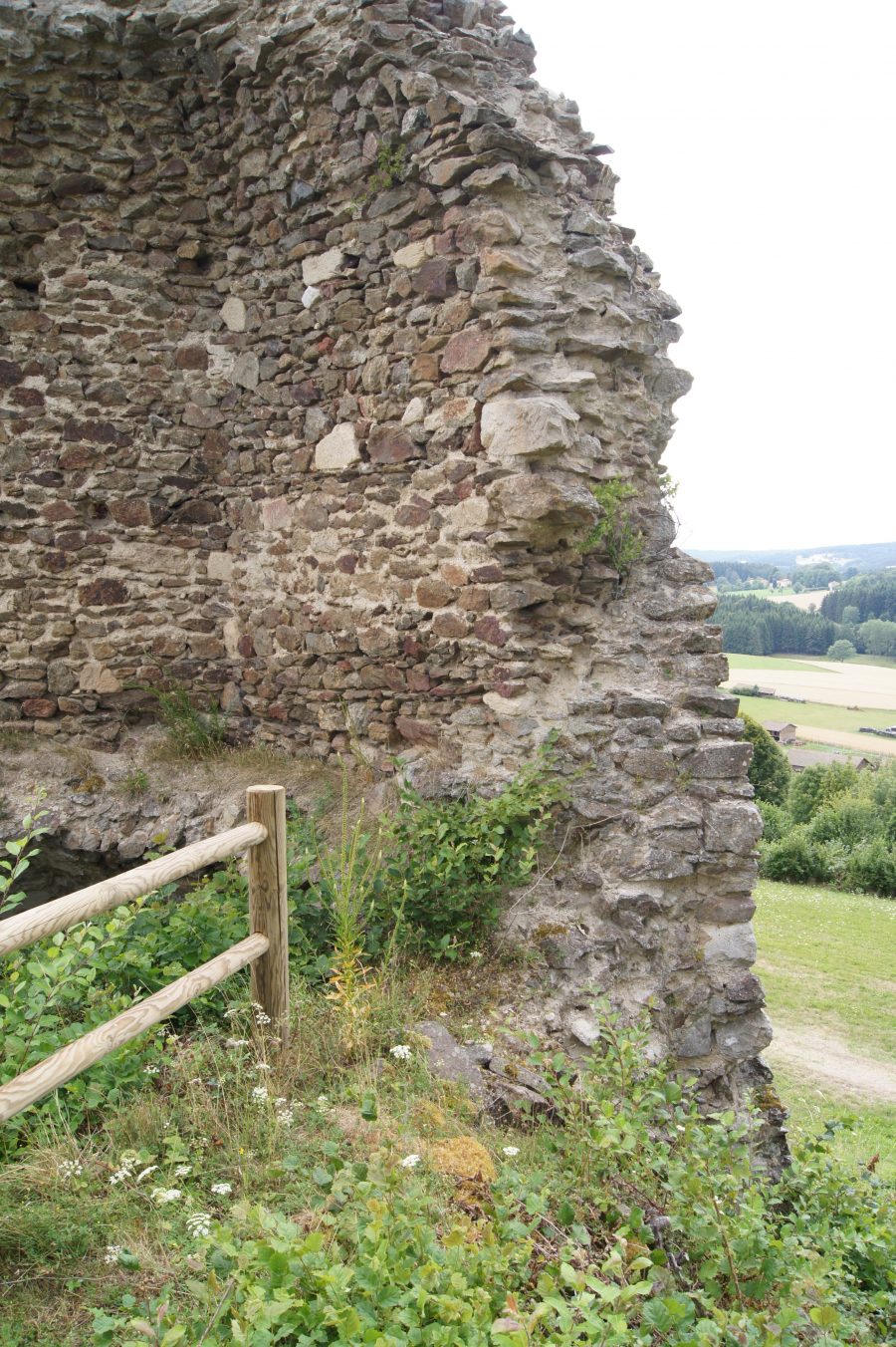 Tour du château de Clavelier (photo C. Chommy - Grahlf)