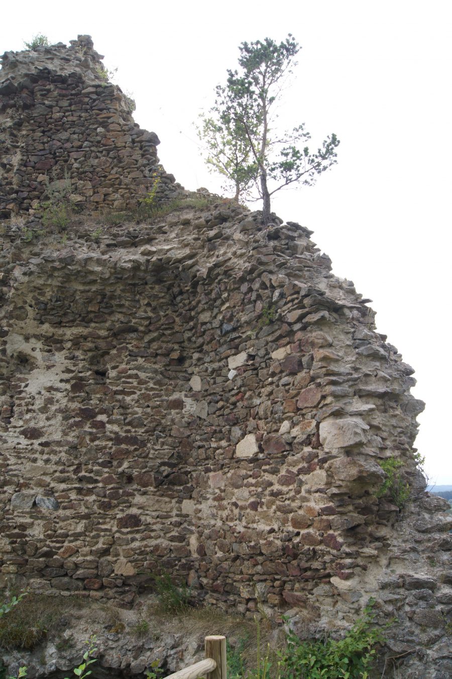 Tour du château de Clavelier (photo C. Chommy - Grahlf)