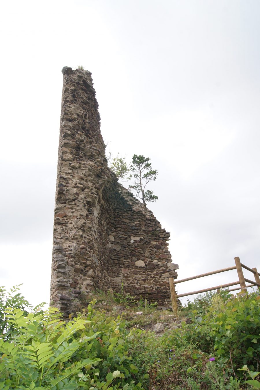 Tour du château de Clavelier (photo C. Chommy - Grahlf)