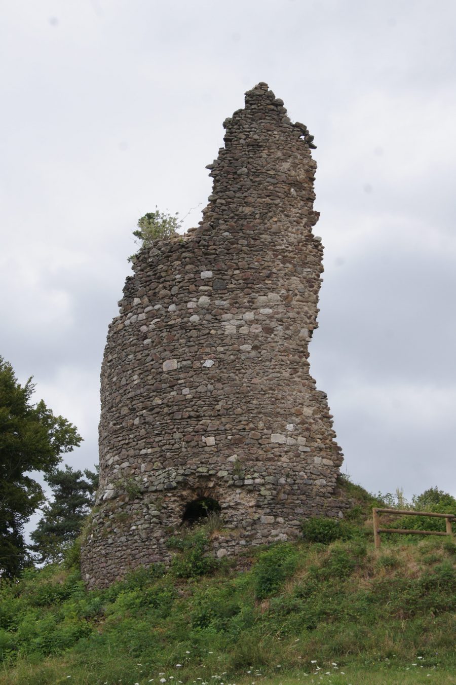 Tour du château de Clavelier (photo C. Chommy - Grahlf)