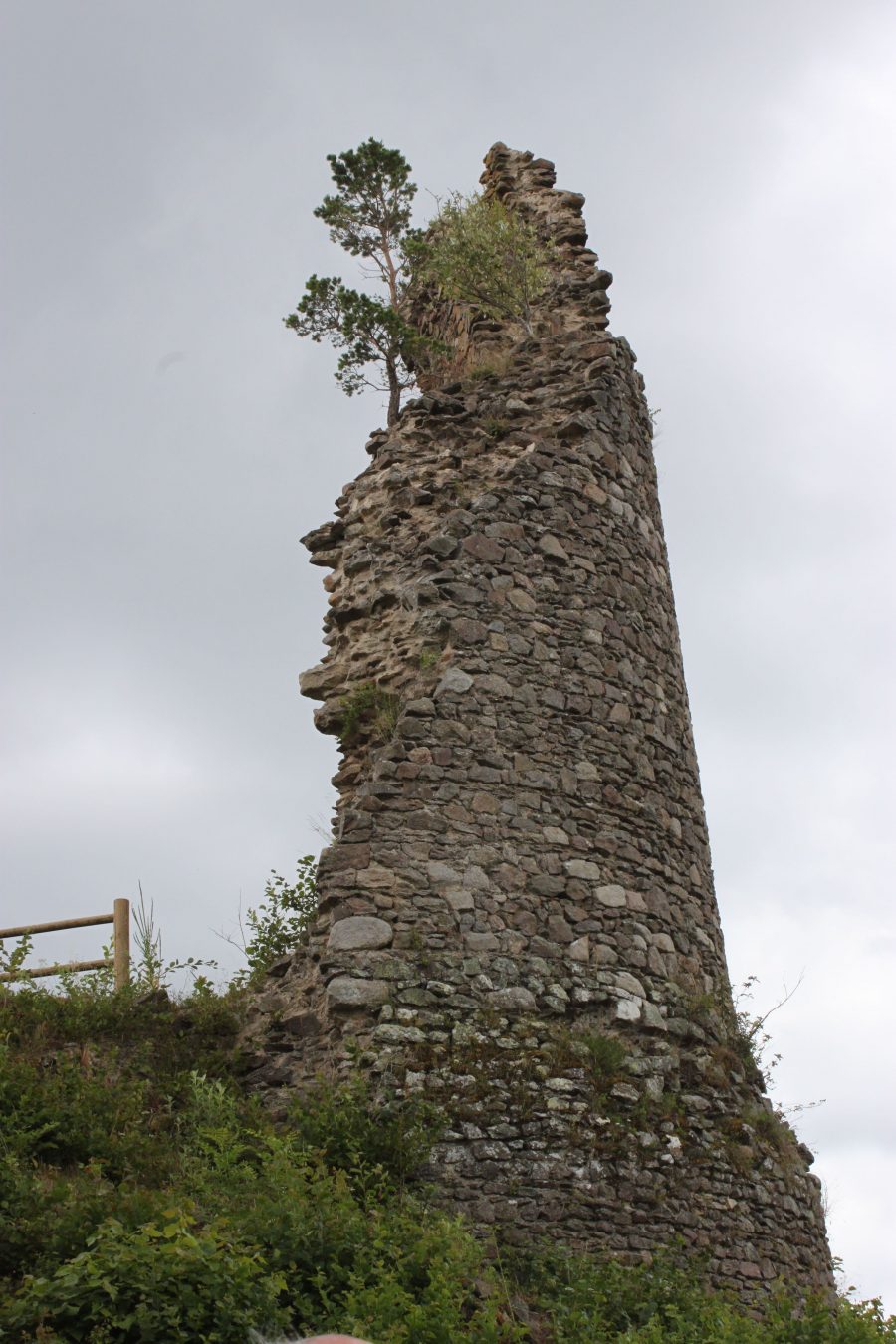 Tour du château de Clavelier (photo P. Terras - Grahlf)