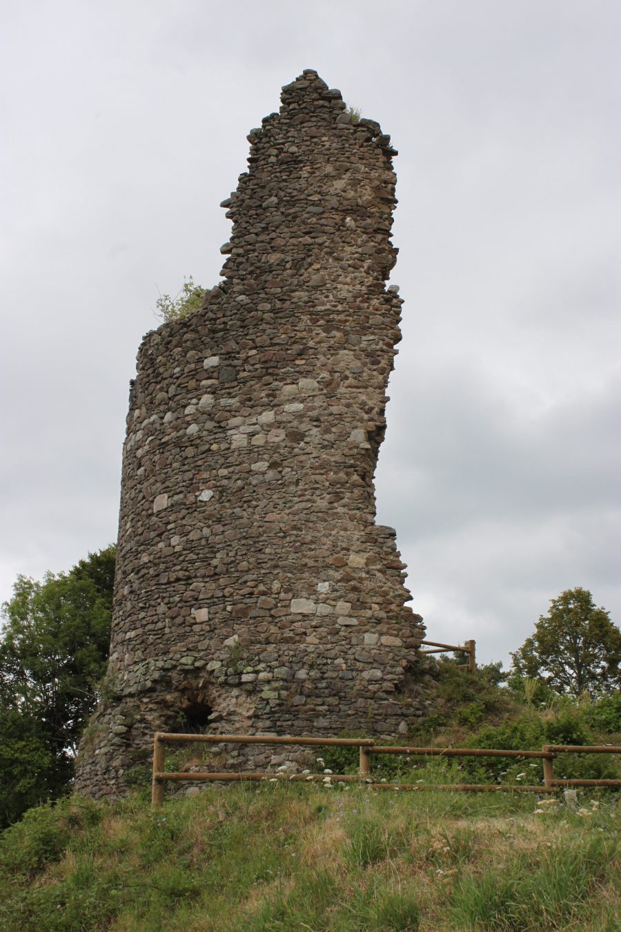 Tour du château de Clavelier (photo P. Terras - Grahlf)