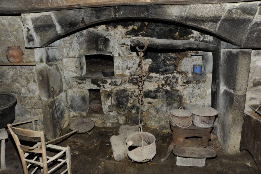 St Bonnet le Bourg. Intérieur ferme (photo G. Berton-Grahlf)