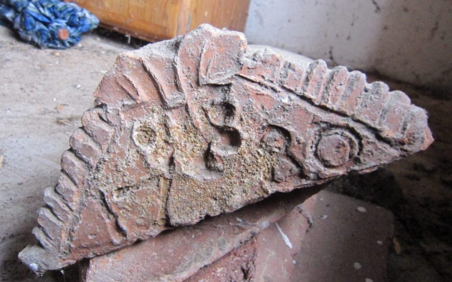 Chaumont le Bourg. Tuile décorée (photo Grahlf)