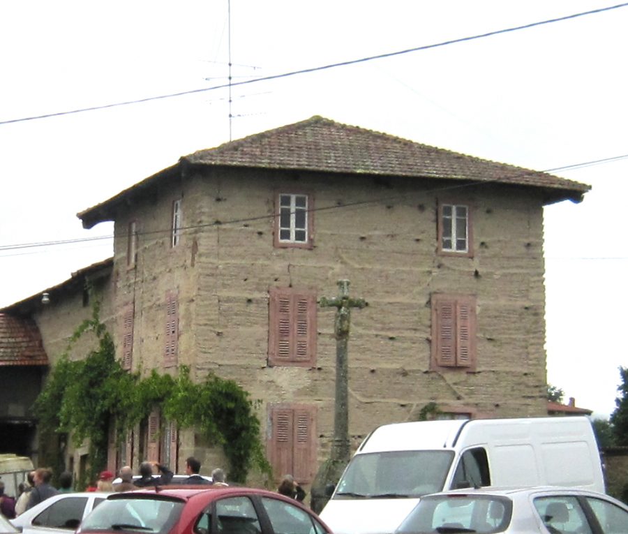 Masselèbre. Maison en pisé (photo Grahlf)