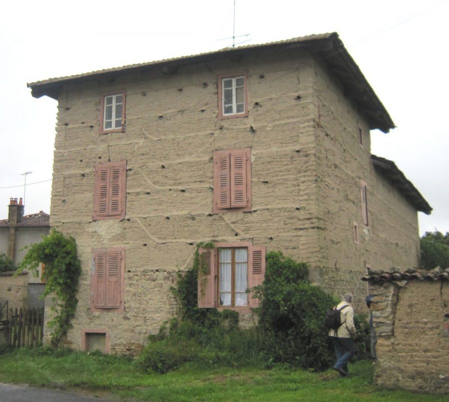 Masselèbre. Maison en pisé (photo Grahlf)