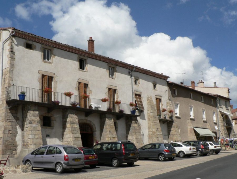 Sauxillanges. Contreforts étayants anciens bâtiments du monastère (photo F. Burg-Grahlf)