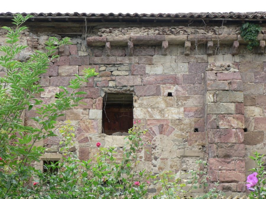 Sauxillanges. Prieuré. Vestiges salle capitulaire et dortoir (photo F. Burg-Grahlf)