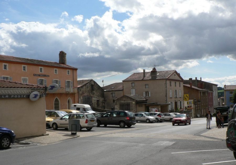 Sauxillanges. Place de la Liberté et Musée du Patrimoine (photo F. Burg-Grahlf)