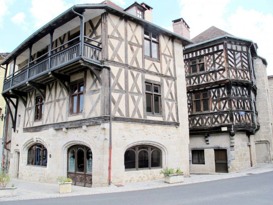 Châteldon - Ancienne pharmacie et maison Sergentale à l'arrière plan (Photo P. Terras-Grahlf)