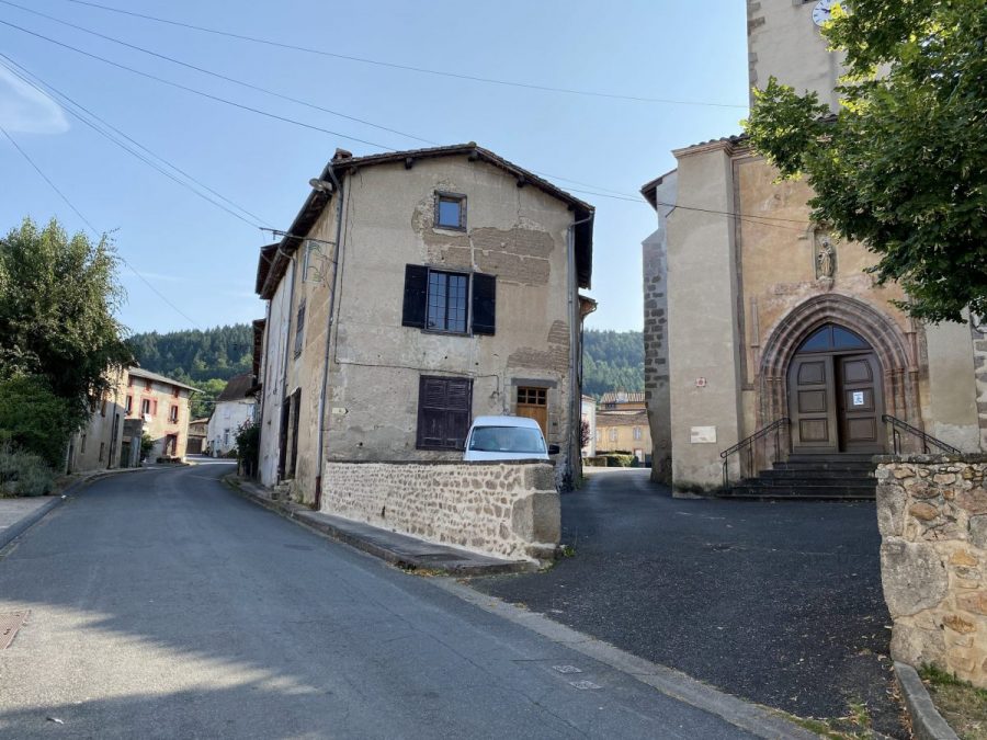 Ris. Le presbytère et le portail occidental de l'église Ste-Croix (photo F. Burg. Grahlf)