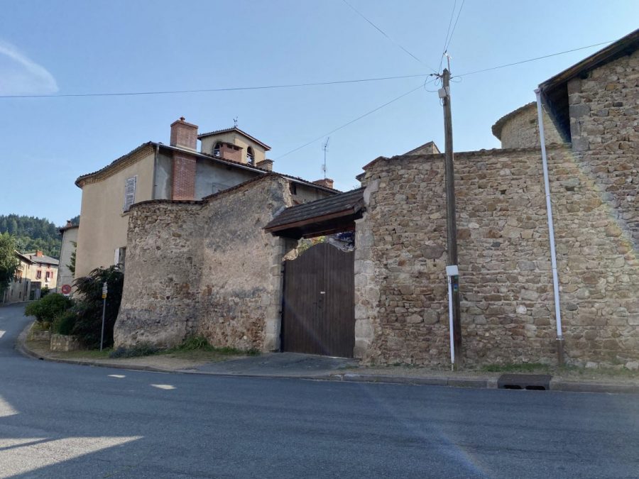 Ris. Portail d'accès à l'ancienne basse-cour du prieuré (photo F. Burg. Grahlf)