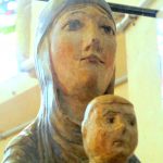 Ris. Eglise Ste Croix. Détail de la copie de la statue de la Vierge à l'Enfant. (photo F. Chommy. Grahlf)