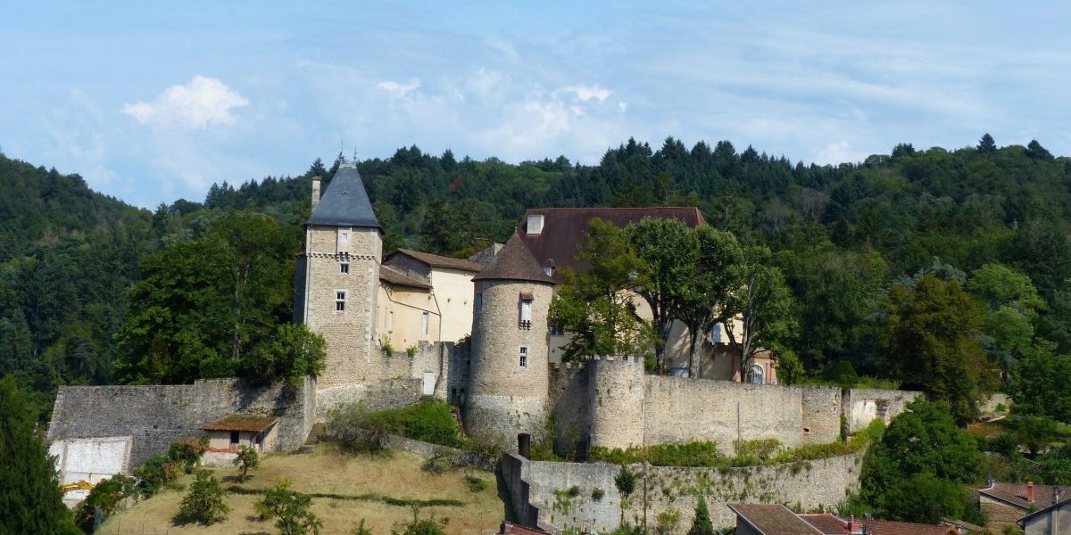 Chateldon : vue du château depuis la rue du Castel (photo F. Burg-Grahlf).