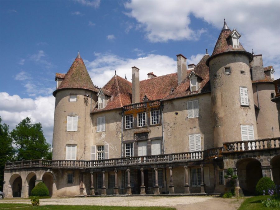 Façade occidentale du château de La Barge avec la terrasse, la colonnade et les arcades (photo F. Robert)