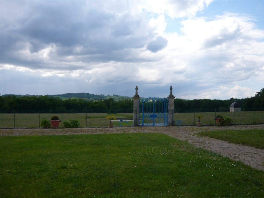 Le château de La Barge : la cour et le Parc aux bassins (photo F. Robert)