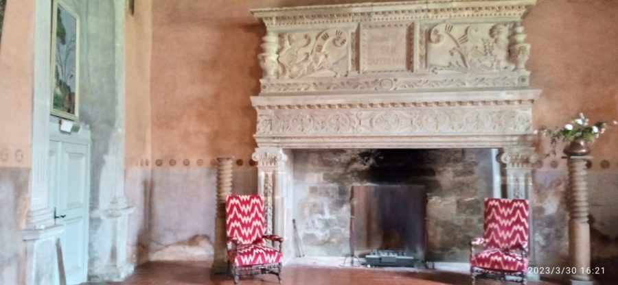 Chalain d'Uzore. Cheminée de la grande salle. (photo Grahlf/F. Robert)