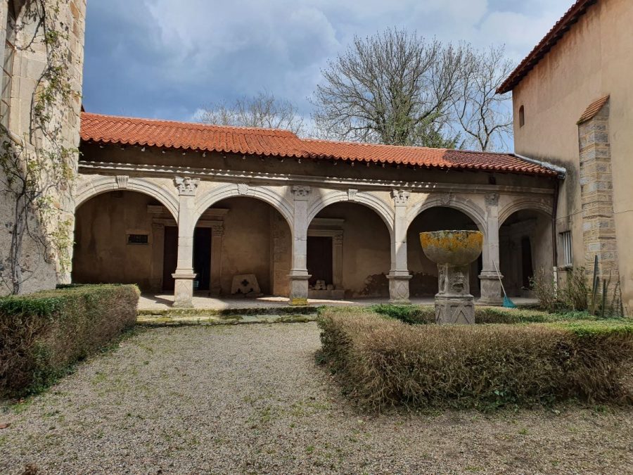 Chalain d'Uzore. Cour intérieure du chateau. (photo Grahlf/P.Terras)